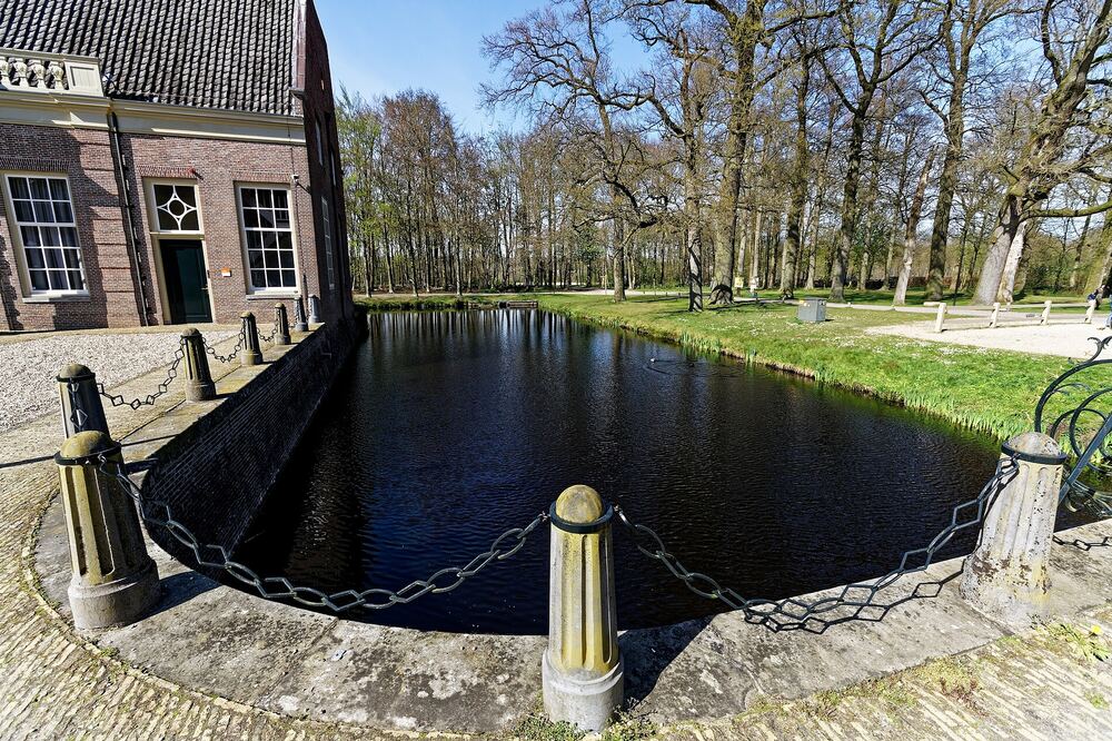 De slotgracht van Kasteel Groeneveld in Baarn