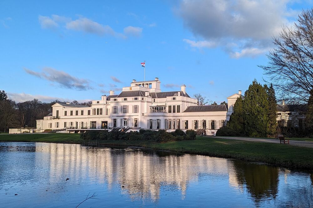 Paleis Soestdijk in Baarn, weerspiegeld in de vijver