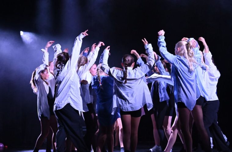 Jonge performers op het podium van Theater De Speeldoos tijdens de Theater4daagse eindvoorstelling, met dans, toneel en zang.