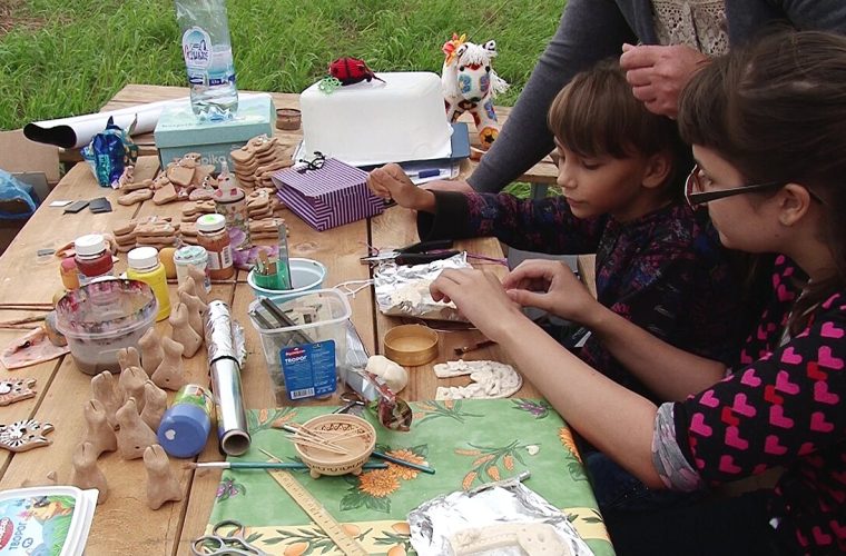 De Paarse Draak, een theatervoorstelling voor kinderen op het centrale plein De Brink in Baarn
