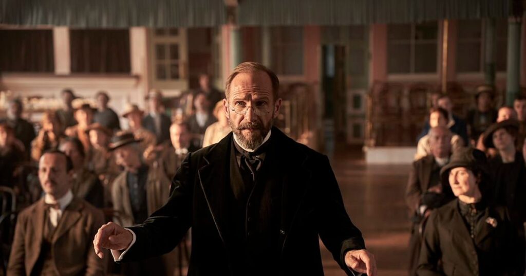 The Choral (12+) met Ralph Fiennes van de regisseur van The Lady in the Van